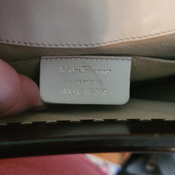 FERRAGAMO authentic vintage shoulder bag.  White leather with beautifulwood trim - Picture 3 of 9